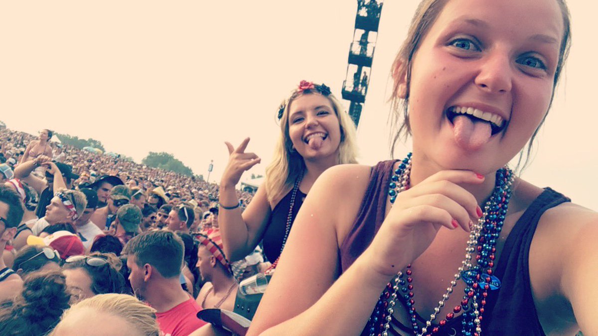 meghan_lee18's tweet photo. No regrets 😛🤙💗 #partyofthesummer #5yearslotsofbeers 🇺🇸🐴🎉 https://t.co/ROPYoeyc0R
