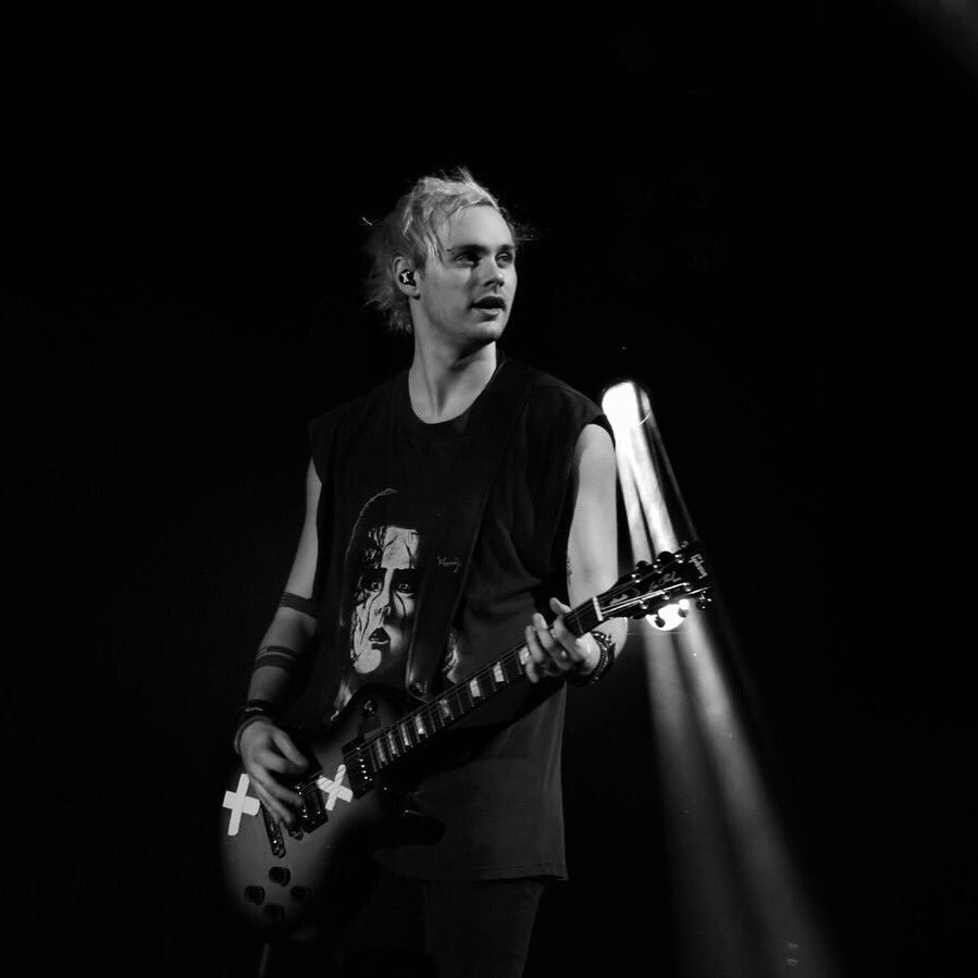 notafraidhes's tweet photo. HOW HAS IT BEEN A YEAR IM SO UPSET #slflatlanta #slflatl #slfl @5SOS https://t.co/EWHMor9zSg