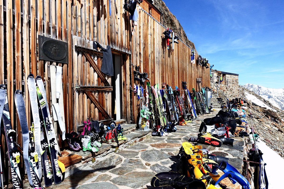 Die Schneefallgrenze sinkt auf 2400 Meter. Wie wär's mit Skiiiifoarn? 😂
#outdoors #berge #schnee #bergsport #bergwelt