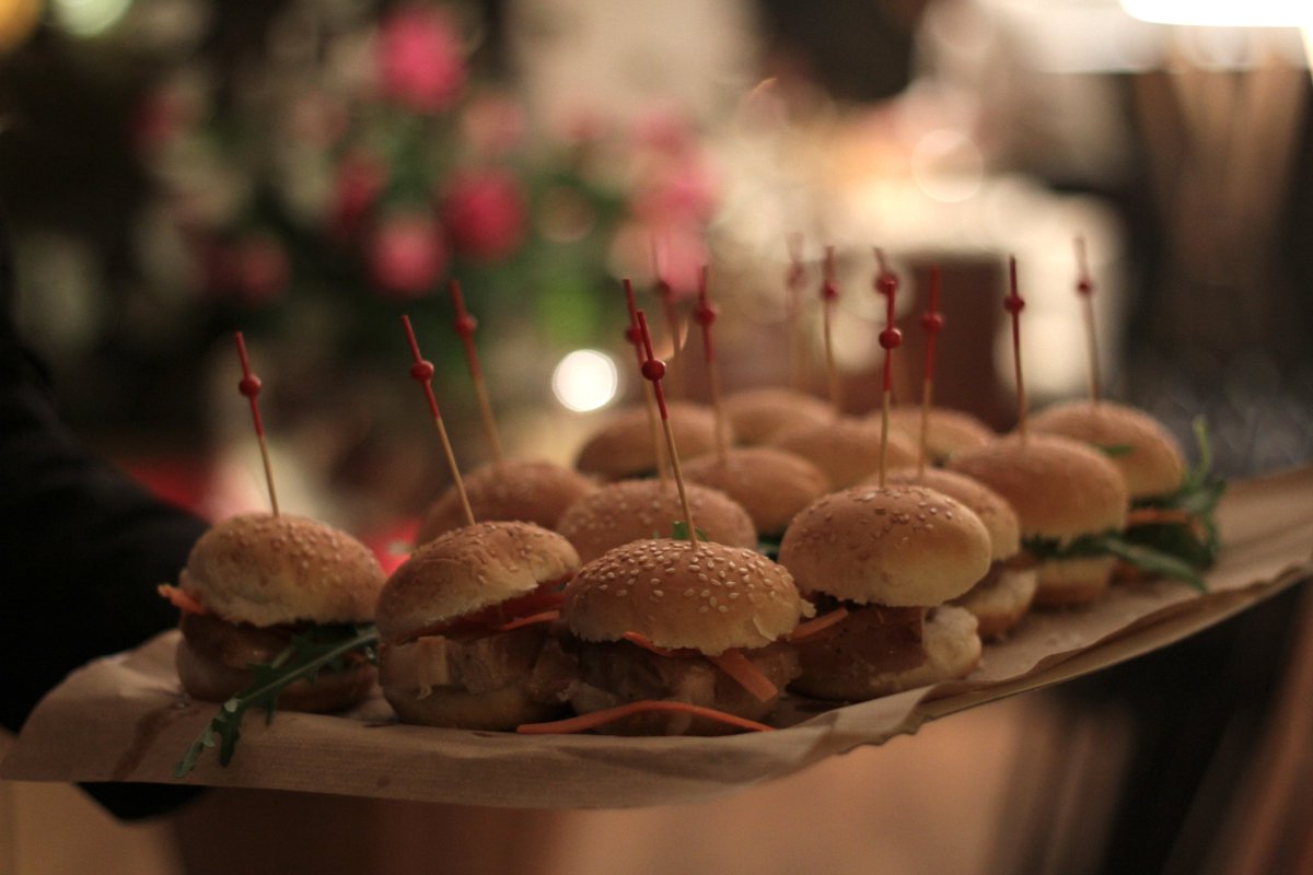 este fin de semana  invita a tus amigos a casa!!! mini 🍔 de bull negro
lagleva.com/ca/products/10…