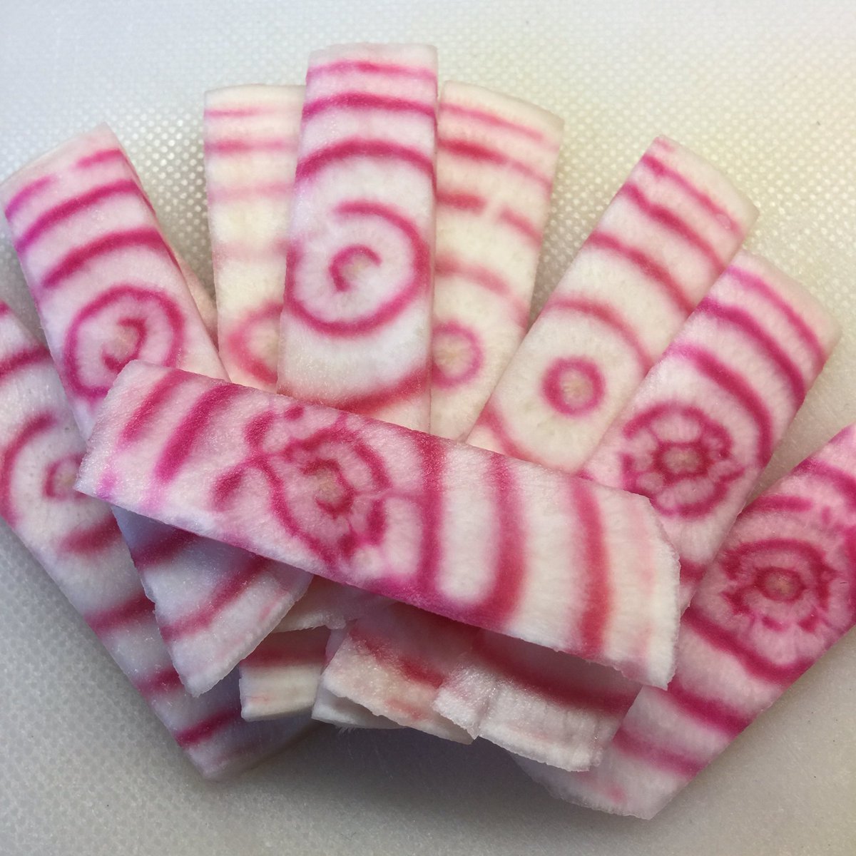 BergneJessica's tweet photo. Polkabetor är dom nya morotstavarna i kylskåpet på Malmslunds Gård ❤️ #rekoring #handlaiskara #loveskara https://t.co/20MtByYUkR