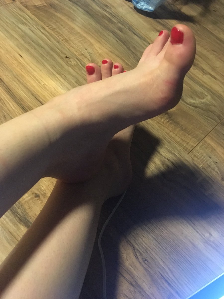 sisterdommes's tweet photo. Mistress wants to spoil herself with a pedicure, what mutt wants to pay? Beg bitches! @RTfeet @RTmutt #footfetish https://t.co/RopKhHkUPN