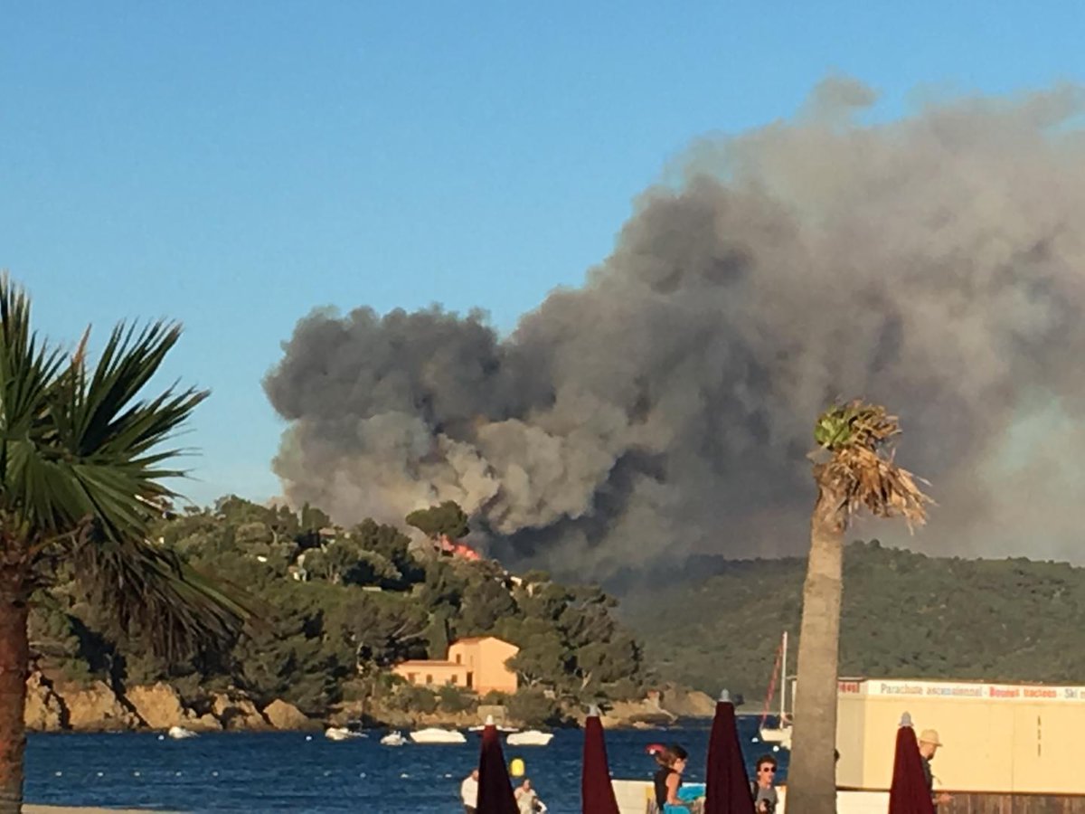 smay06's tweet photo. Important incendie en cours à #Gigaro, à #LaCroixValmer : des habitations menacées. Soyez prudents https://t.co/btPvakeJ7o  via @var_matin https://t.co/0x9S9zeqpe
