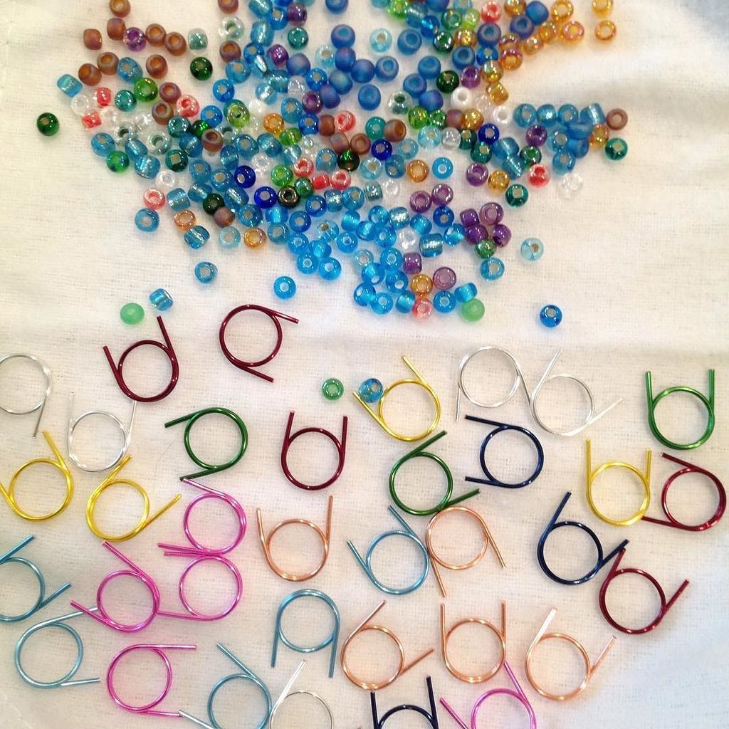 CherylM21's tweet photo. One of the fun parts of stitch marker making - matching up the beads & the markers! #stitchmarkers #knittersofinst⦠https://t.co/m8Kz4imBiS https://t.co/Vz3RzjuAGC