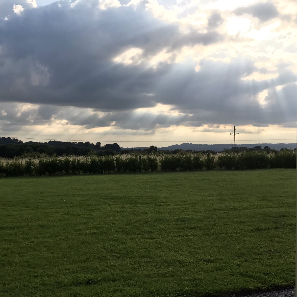 KBLanguage's tweet photo. That's #Ireland
#NoFilter #LightsAndShadows #AllGreen #GreenAndBlue #AlwaysCloudy #NearTheHeaven #WhyIreland #WeLoveIt https://t.co/dcQnwLrIXv