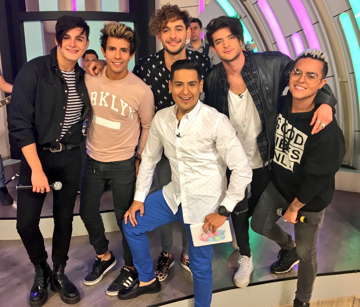 rafabalderrama's tweet photo. Con mi #outfit @cyamoda las #fans de @urbandfive me confundieron con uno de ellos; hoy 5pm en @TuCasaTvOficial #TQMasRemix #ComoEh https://t.co/vFhsA5nBbR