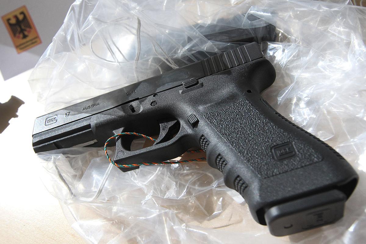 newscientist's tweet image. How the dark web’s gunrunners covertly ship US weapons to Europe bit.ly/2uPV2gv