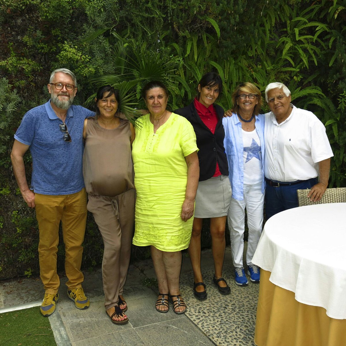 MqGodoy's tweet photo. Toda la familia Godoy con nuestra querida Rocío Moya y Juan Manuel Molina. Gracias por vuestra compañía 🙏 https://t.co/ik8XoNv2Az
