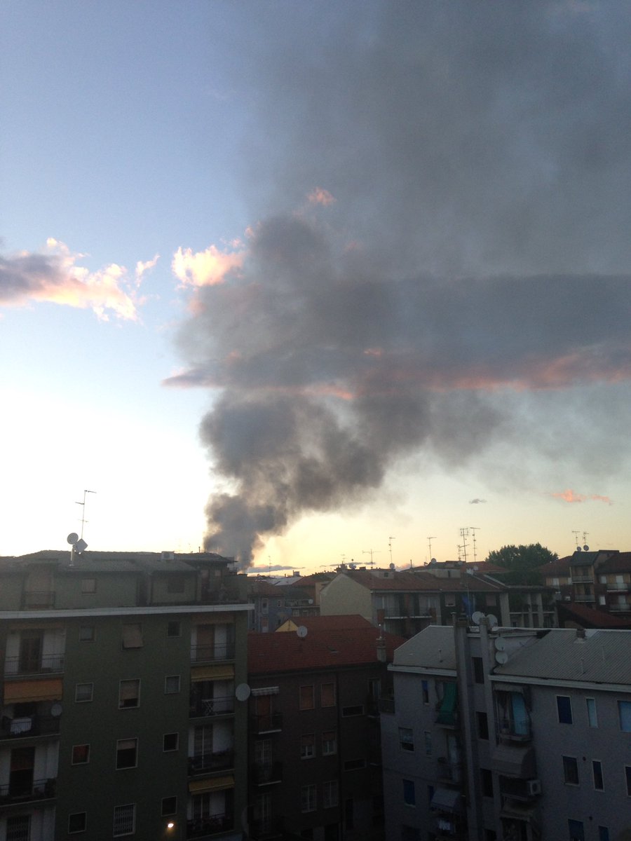 AScaDesign's tweet photo. #milano #zonanordmilano #incendio vedo questo grosso fumo nero dalla zona affori. Chi sa qualcosa? https://t.co/2K1S7Sge0U