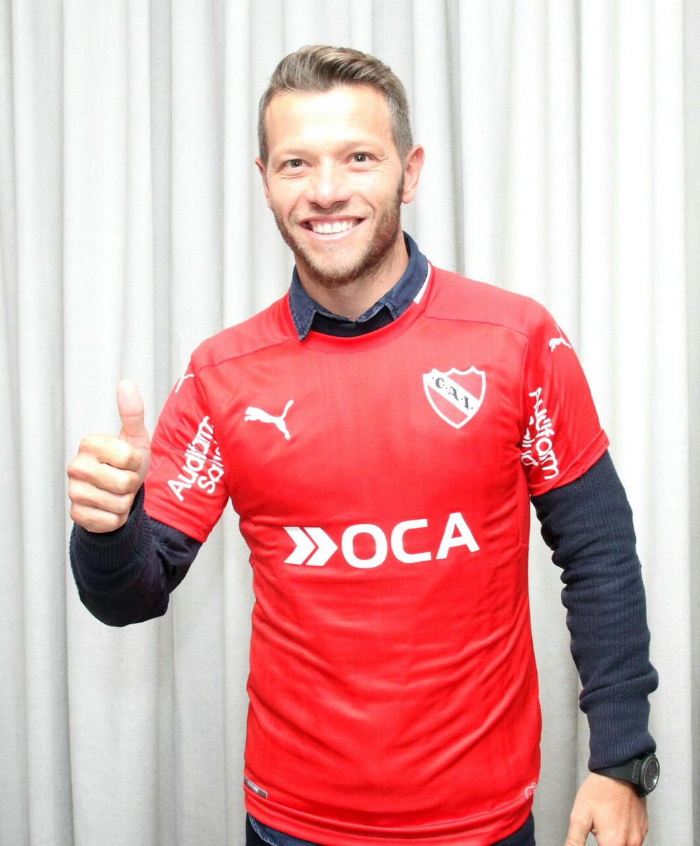 Independiente's tweet photo. #FutbolCAI - Nicolás Domingo firmó contrato con #Independiente y se convirtió en el tercer refuerzo del Rojo.

¡Bienvenido al #ReyDeCopas! https://t.co/n0JeRBPkJj