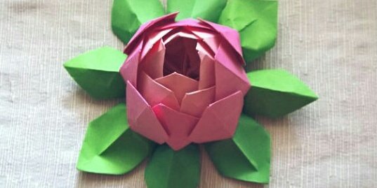 —Decide dejar en la puerta de @LucieHeronTRA un detalle que se ha esmerado en hacer, para luego retirarse.—