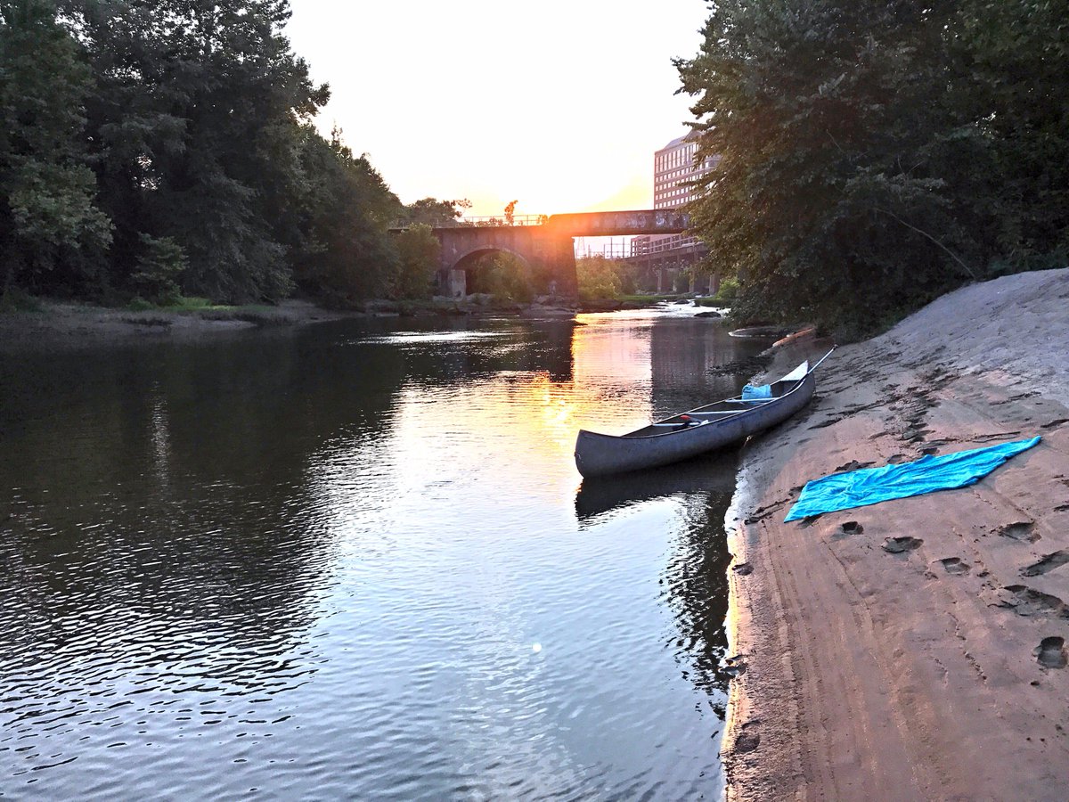 ReallyRealUC's tweet photo. Country girl in the city #RVA #canoe #JamesRiver #summerinthecity #Rivah https://t.co/MAKql5z6zB