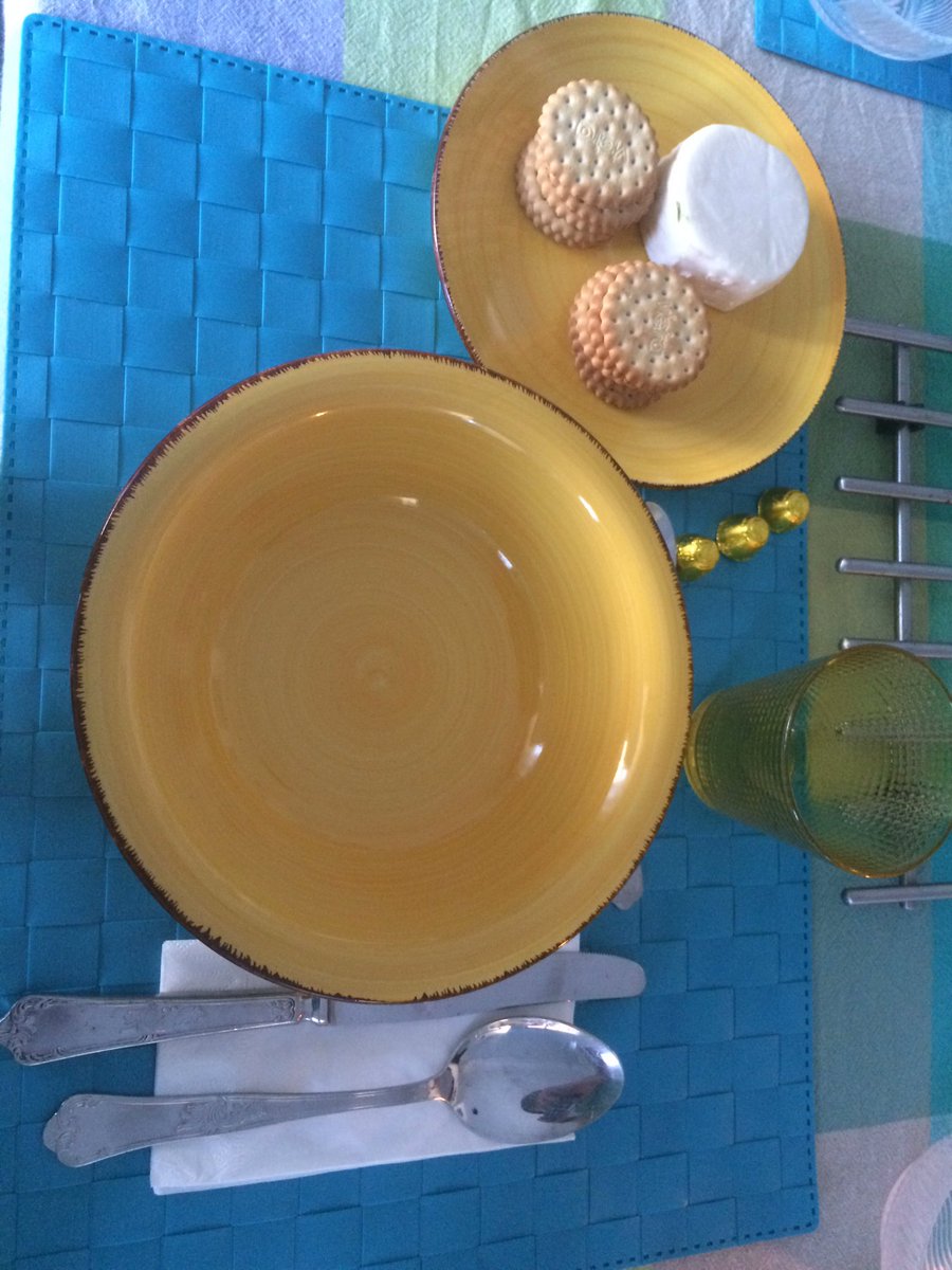 brlribeiro's tweet photo. Best girlfriend ever! @Nikharu  #matchingYellow https://t.co/iZkylCc0Yt