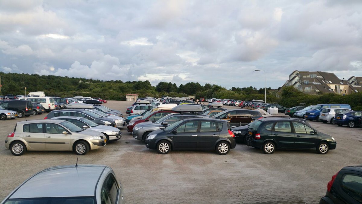 POL_Ameland's tweet photo. Lieve vakantie ganger. Jullie zouden ons erg kunnen helpen dit parkeer probleempje op te lossen. De middelste rij wil erg graag uit https://t.co/YWD9Y9IyRu