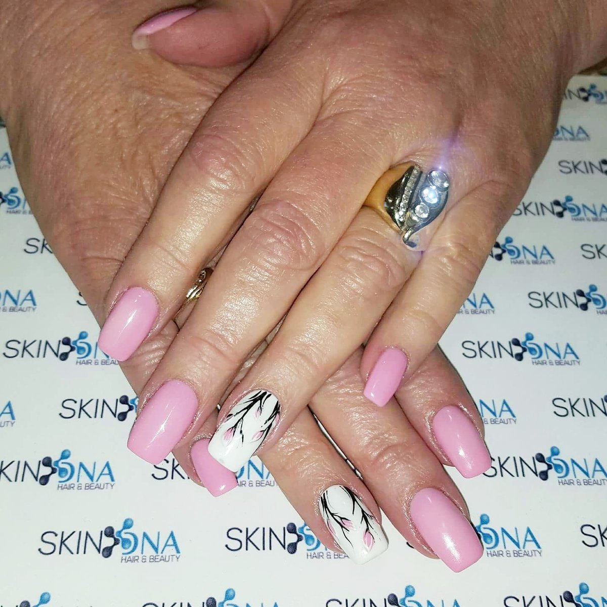 Skin_DNA's tweet photo. We love Nails ♡
#gel #overlay #flowers #nailart #nails #biosculpture #gelit #qdnails #youngnails #nsi #welovenails #Skin_DNAnails #Skin_DNA https://t.co/Gjck6N6SHL