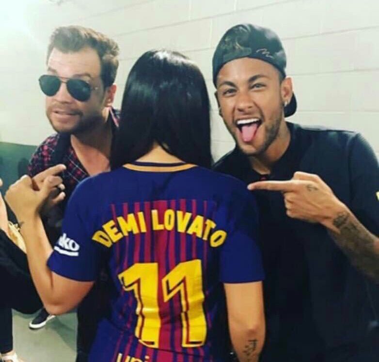 umjoseai's tweet photo. "esqueceu ele?"
"mas é claro! nem ligo mais pra aquele embuste mana" https://t.co/RFUrrQFvkd