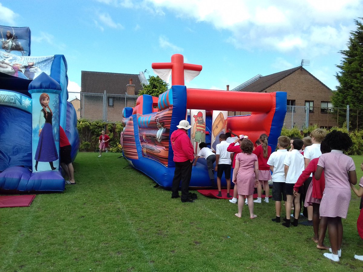 paulajanehollis's tweet photo. Fabulous Fun on the bouncy castles today 😁 @NewParkPrimary @mrdeakiny4 https://t.co/zeyjKesXXT