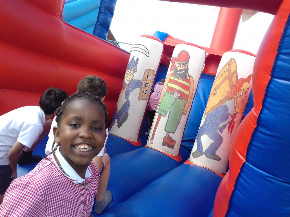 paulajanehollis's tweet photo. Fabulous Fun on the bouncy castles today 😁 @NewParkPrimary @mrdeakiny4 https://t.co/zeyjKesXXT