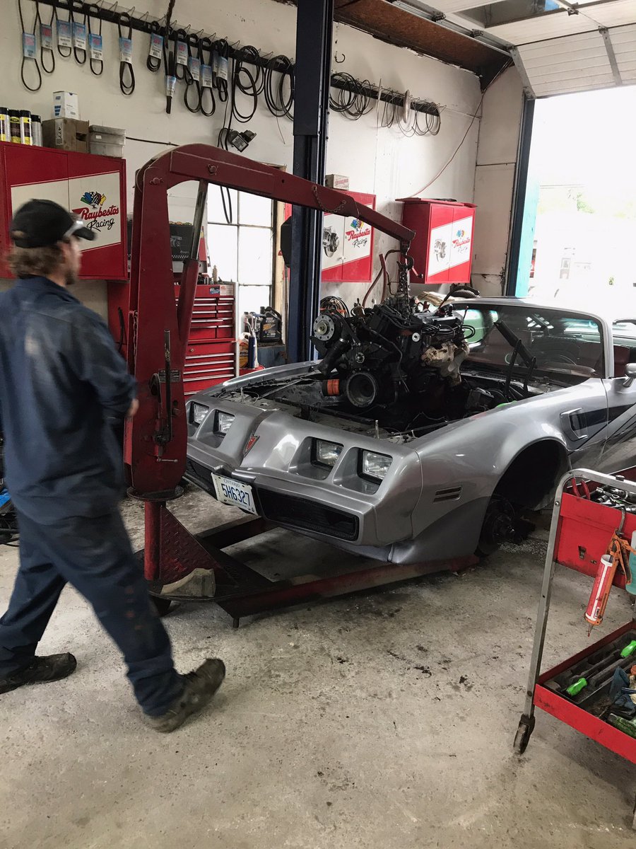 rrautobarrie's tweet photo. Engine removal on a 1980 trans am.
455 big block #fresheningup #Autorepair #smokeyandthebandit #Burtreynolds
#Enginerepair
#455bigblock https://t.co/dswxPYQyb7