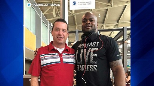 745ng's tweet photo. #Bears LB #Jerrell Freeman Saves Choking Man From Dying At Airport https://t.co/qtGVXyHh6l https://t.co/WSQ8Cv3tjV