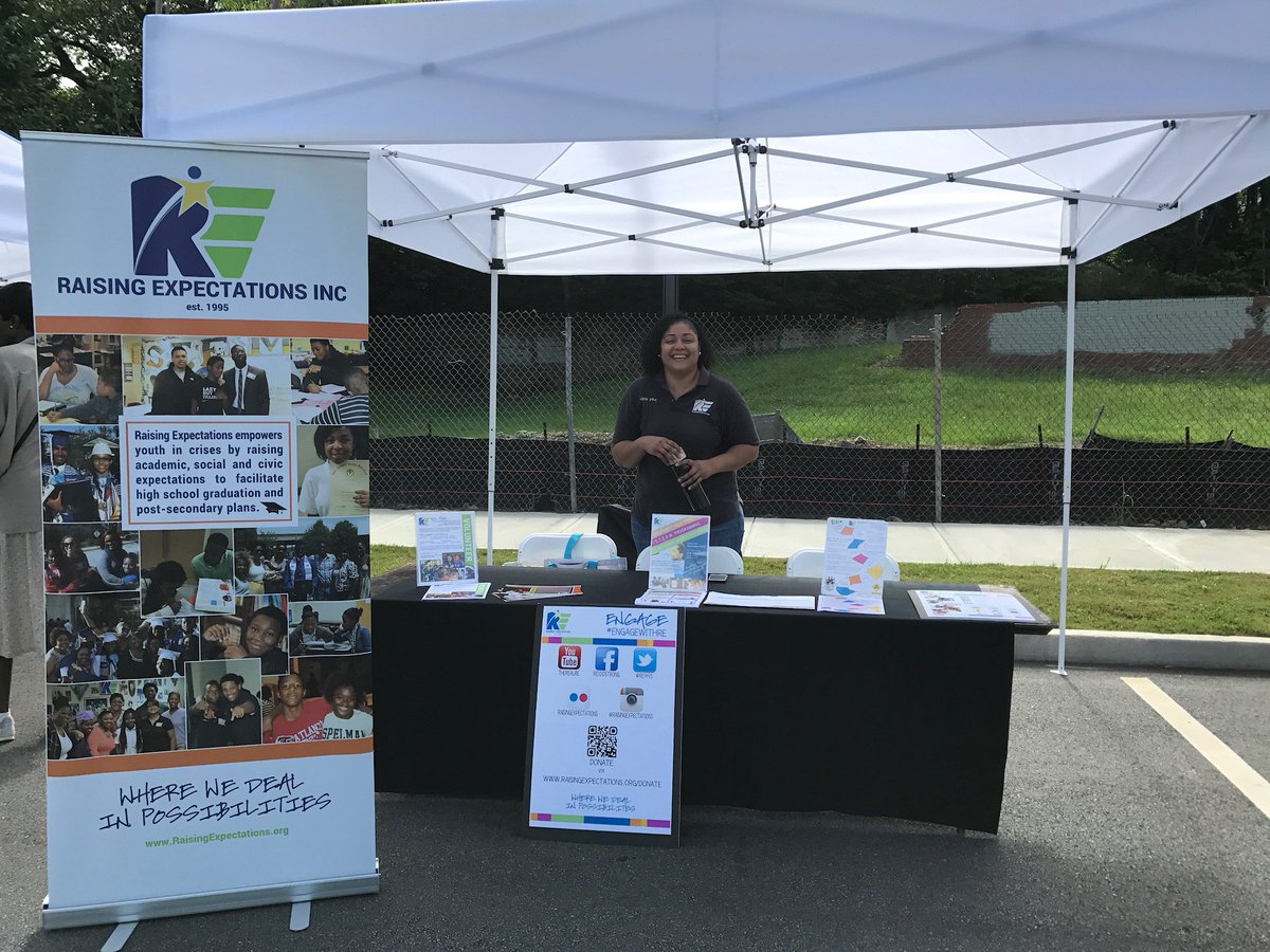 RE_1995's tweet image. Our #REteam has been out #stayingrooted! #ReturntoCommunityFarmersMarket with @HousingAtlanta &amp;amp; #BurgersandBackpacks with @VerticalAtl