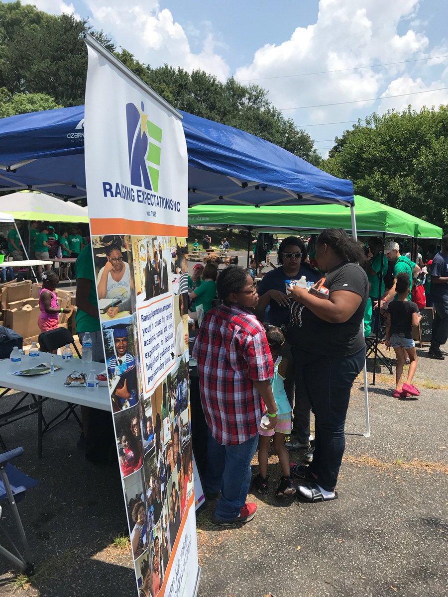 RE_1995's tweet image. Our #REteam has been out #stayingrooted! #ReturntoCommunityFarmersMarket with @HousingAtlanta &amp;amp; #BurgersandBackpacks with @VerticalAtl