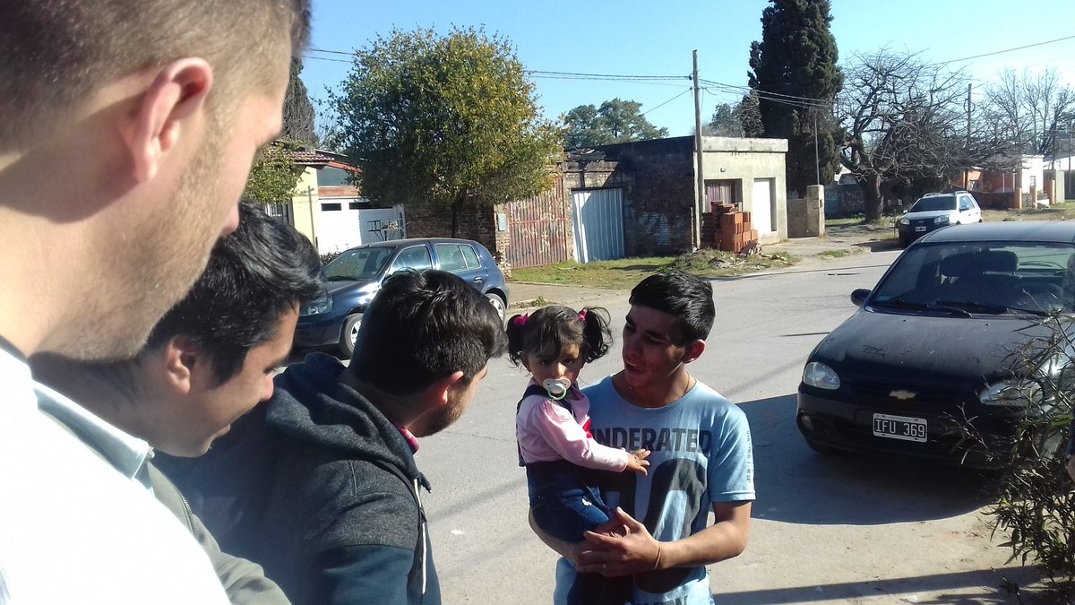 NosVeranVolver's tweet photo. En San Fco. en las calles de "las 800", luego con los jóvenes del "Club Juventud Unida de San Fco.", y tarde en el comedor "Los Pequeñitos" https://t.co/6NggHphjmr
