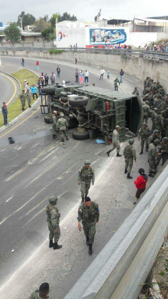 Se viro un camión chino con militares en Ambato no doble llanta ojo