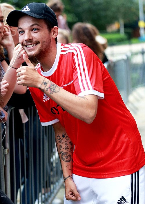 Directioner_s30's tweet photo. 笑顔が眩しすぎるLouisさん(T_T)❤❤
#MTVHottest Louis Tomlinson https://t.co/CL1ZAtaAGC