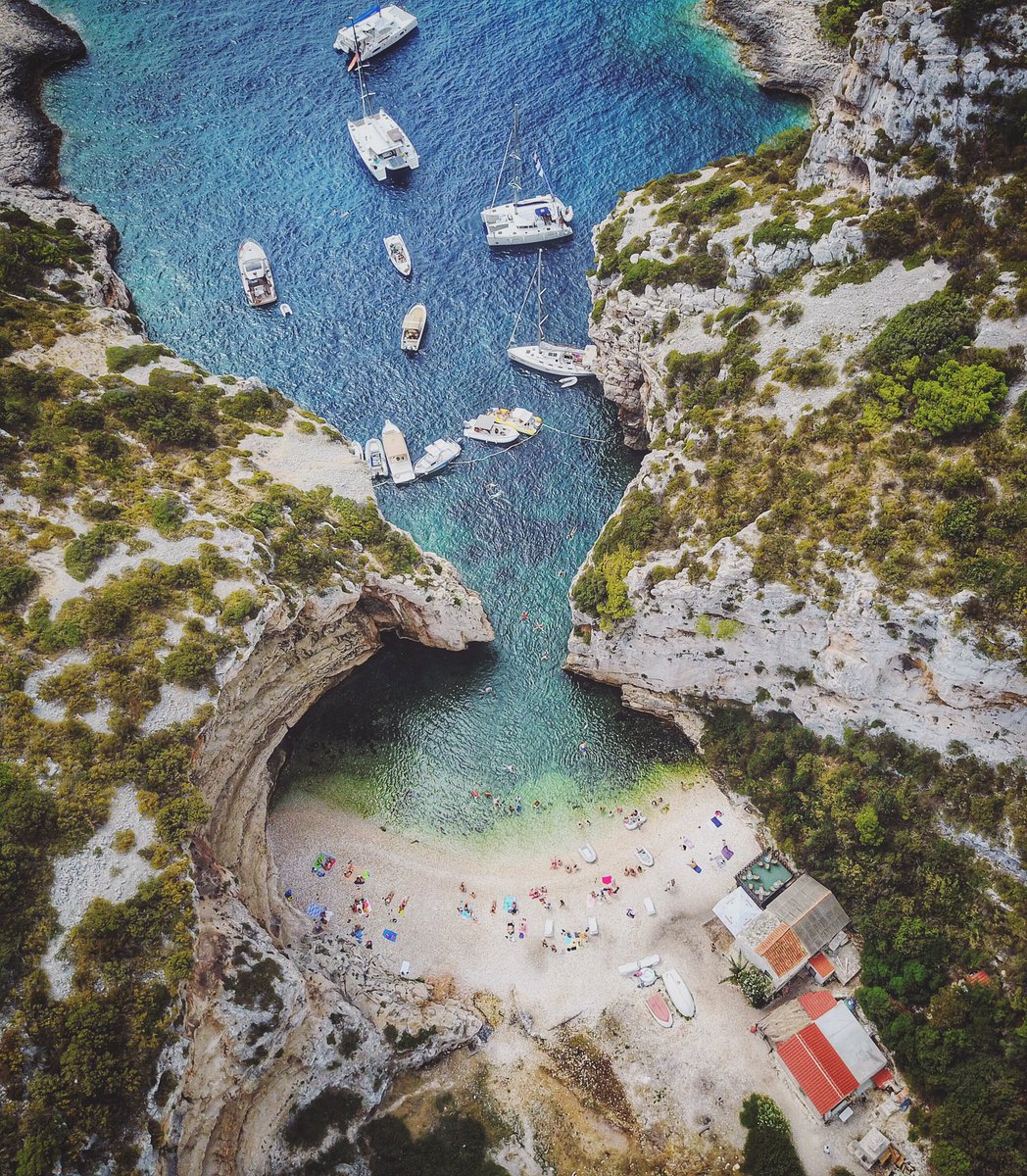 alanxelmundo's tweet photo. Dicen que si no le das RT a esta foto, no viajas en dos años! 📍Stiniva Beach. Vis, Croacia #axmcroacia https://t.co/4t6wbRgpvF