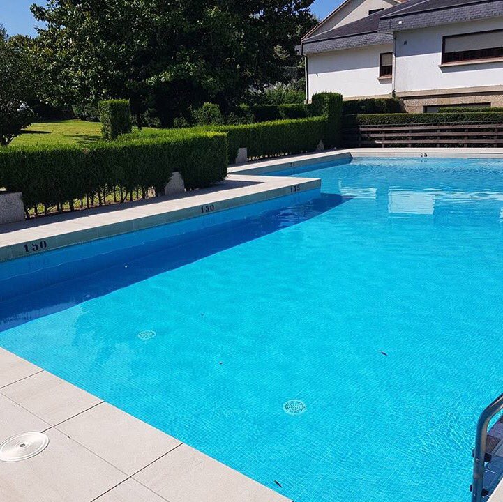 Se presenta una semana de calor en #Vigo Nuestra #piscina está lista para continuar con los chapuzones de verano 💦🏊🏼 #Hotel
