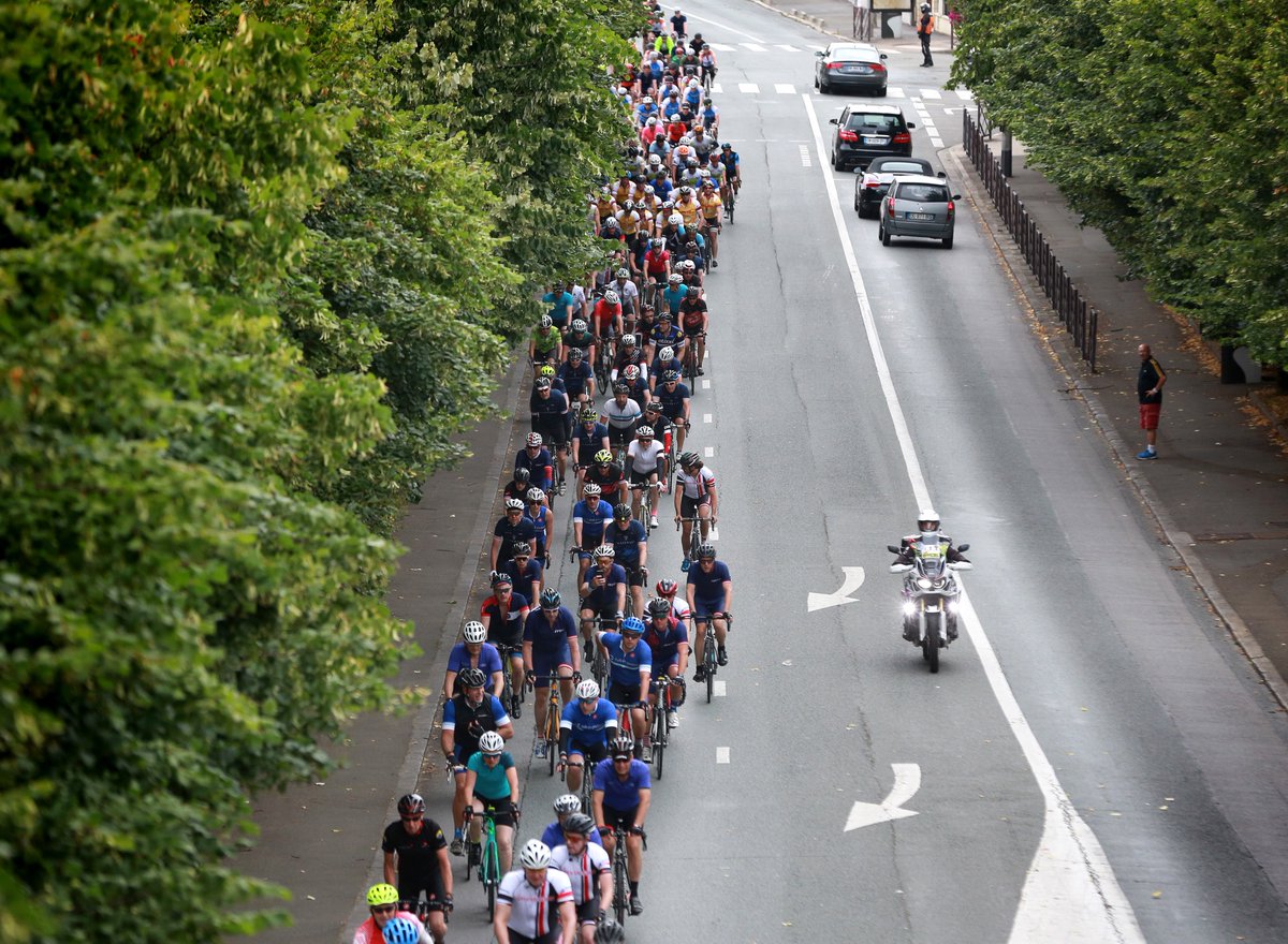 Hotchillee's tweet photo. 500km, 400 riders, 3-days and 2 marriage proposals on the Champs-Élysées. What a finish! #L2P2017 #TDF https://t.co/7vSQte3p8L