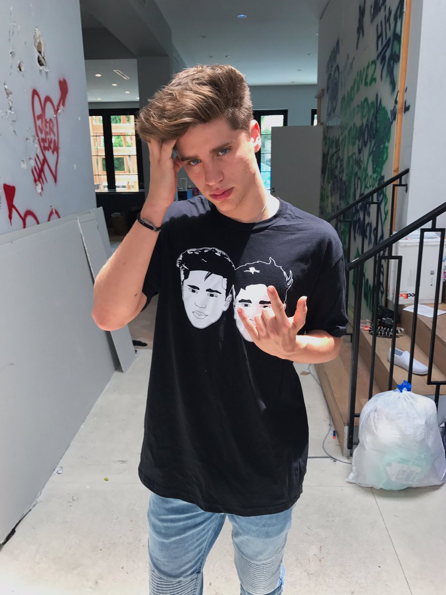 emartineeez's tweet photo. NEW T-SHIRT!! First glow in the dark merch!!! Get it right now!! It's hoooot babeee❤
https://t.co/lygxQ8K7Tz https://t.co/MKuXM9aGp1