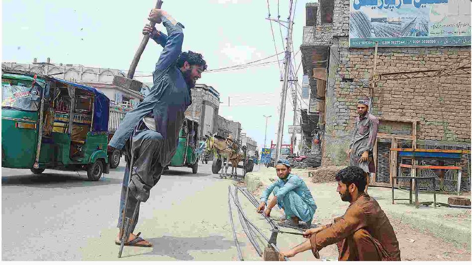 waqassadiqWDG's tweet photo. This is dignity, self-esteem this physically challenged man from #Peshawar deserves salutes and admiration for earning halal rozi. https://t.co/EmJGNntIBn