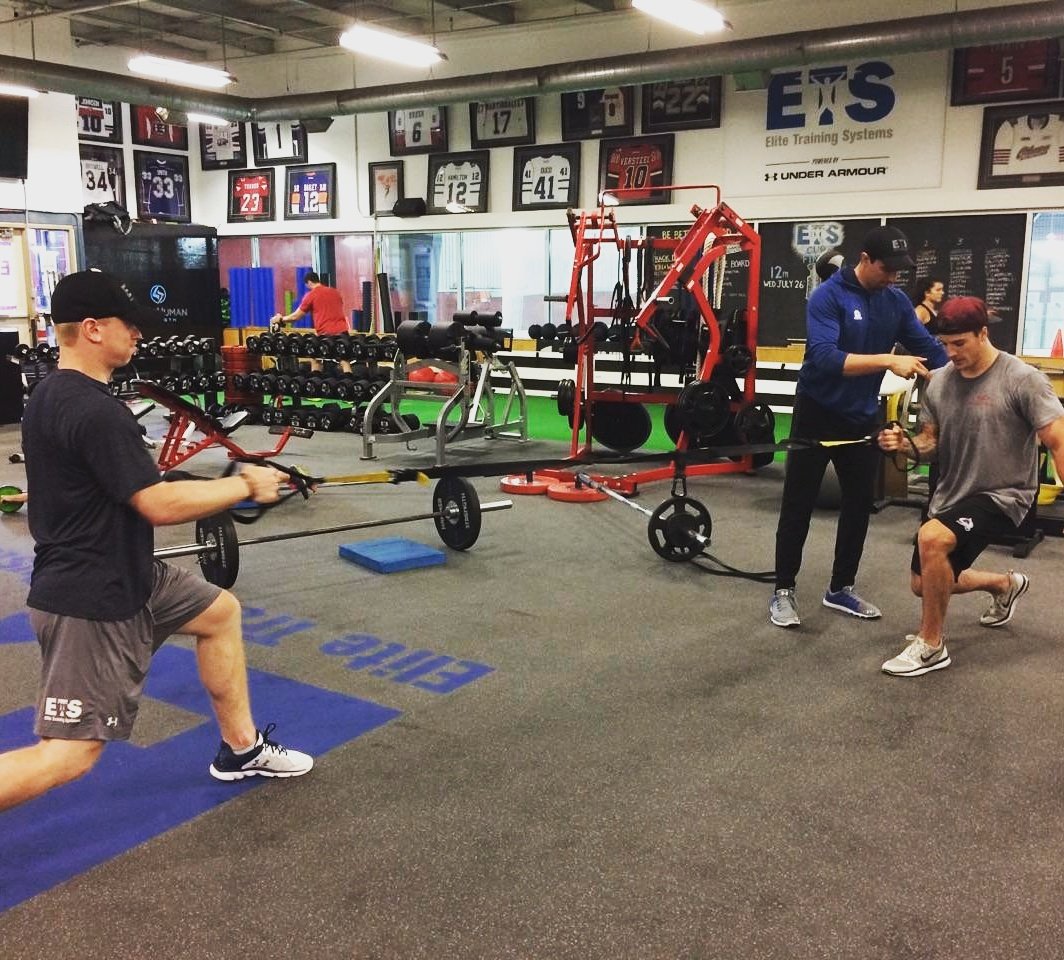 TeamETS's tweet photo. Partner TRX rows... an #offseason coach's favourite at ETS 💪

#hockey #training #BuildingHammers #teamETS https://t.co/nnHsUHrNxL