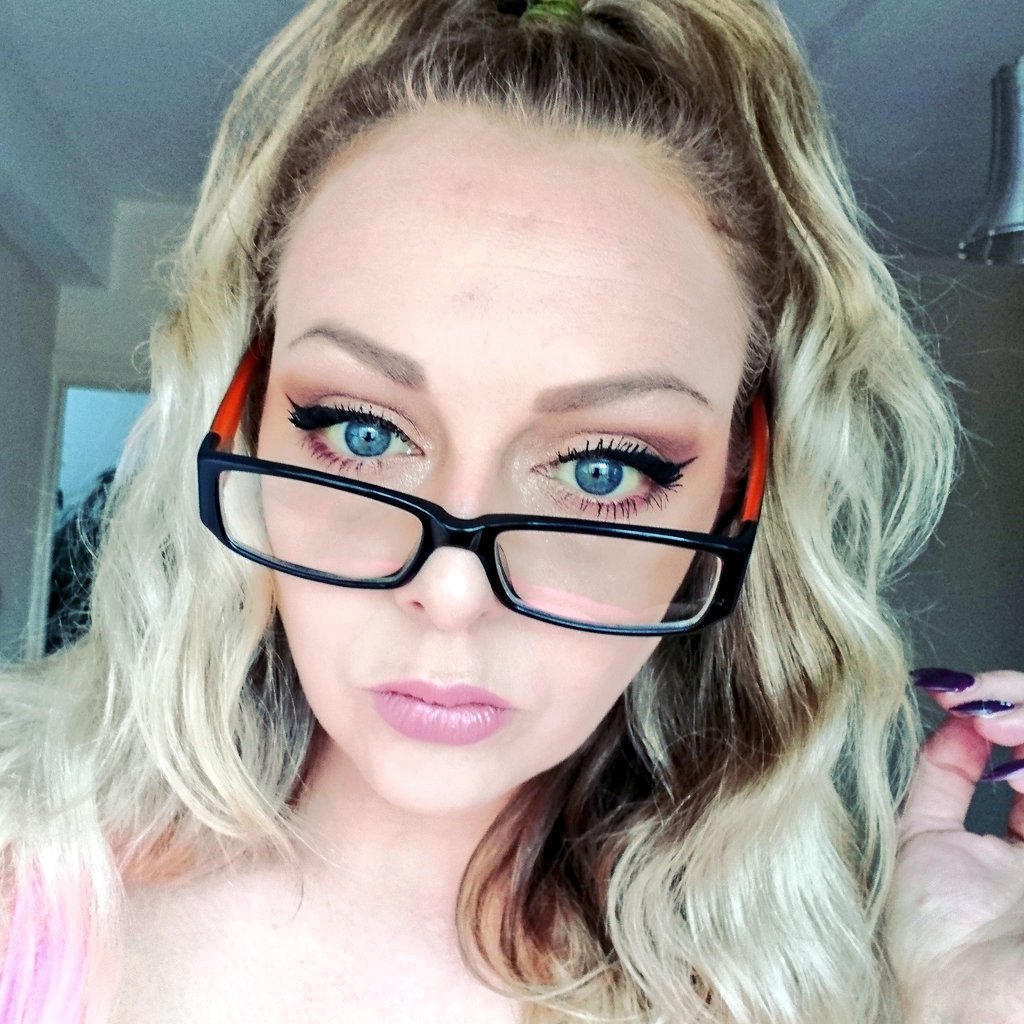 katie_charley's tweet photo. Bored #selfie #filters #flicksonfleek #wingedliner #wings #newproducts #makeup #makeupaddict #makeupaddiction #boss #bossbabe #entrepreneur https://t.co/b9l7oChyb7