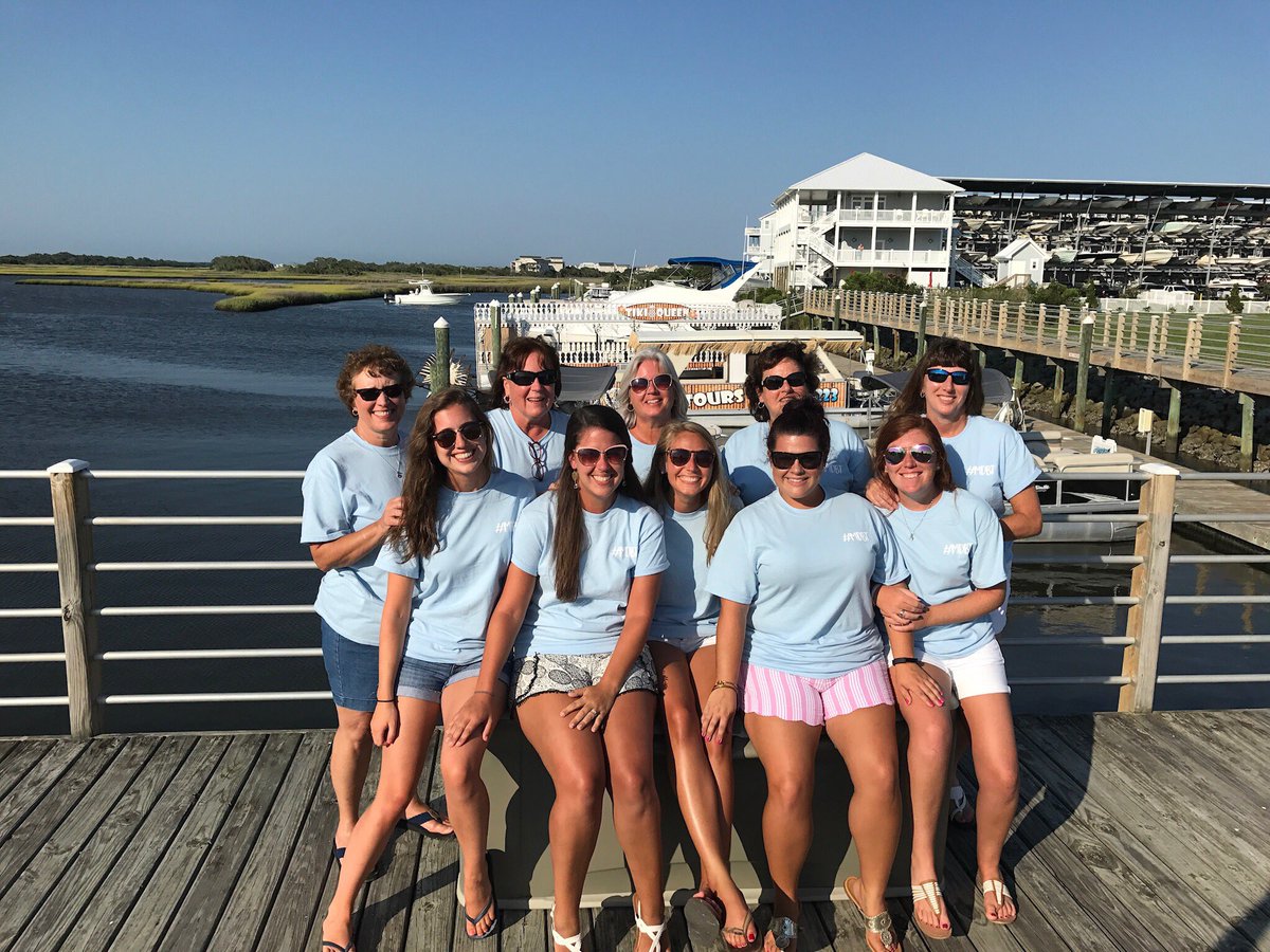 mmtubb's tweet photo. My 4 best friends and all our moms on our mother/daughter beach trip! 🌊☀️🌴 #FlaSummerSelfie #MDBT https://t.co/v1GrLH65DE