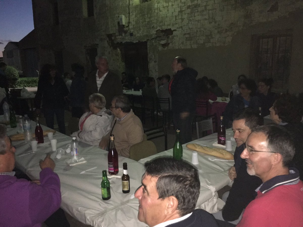 La_Caven's tweet photo. Concluimos la víspera de #Santiago2017 con la 'Cena de la Amistad' y #discomóvil con 'Limit of Sound' #vamos #VdR2017 También #BeerPong https://t.co/P6Id6LdqK0