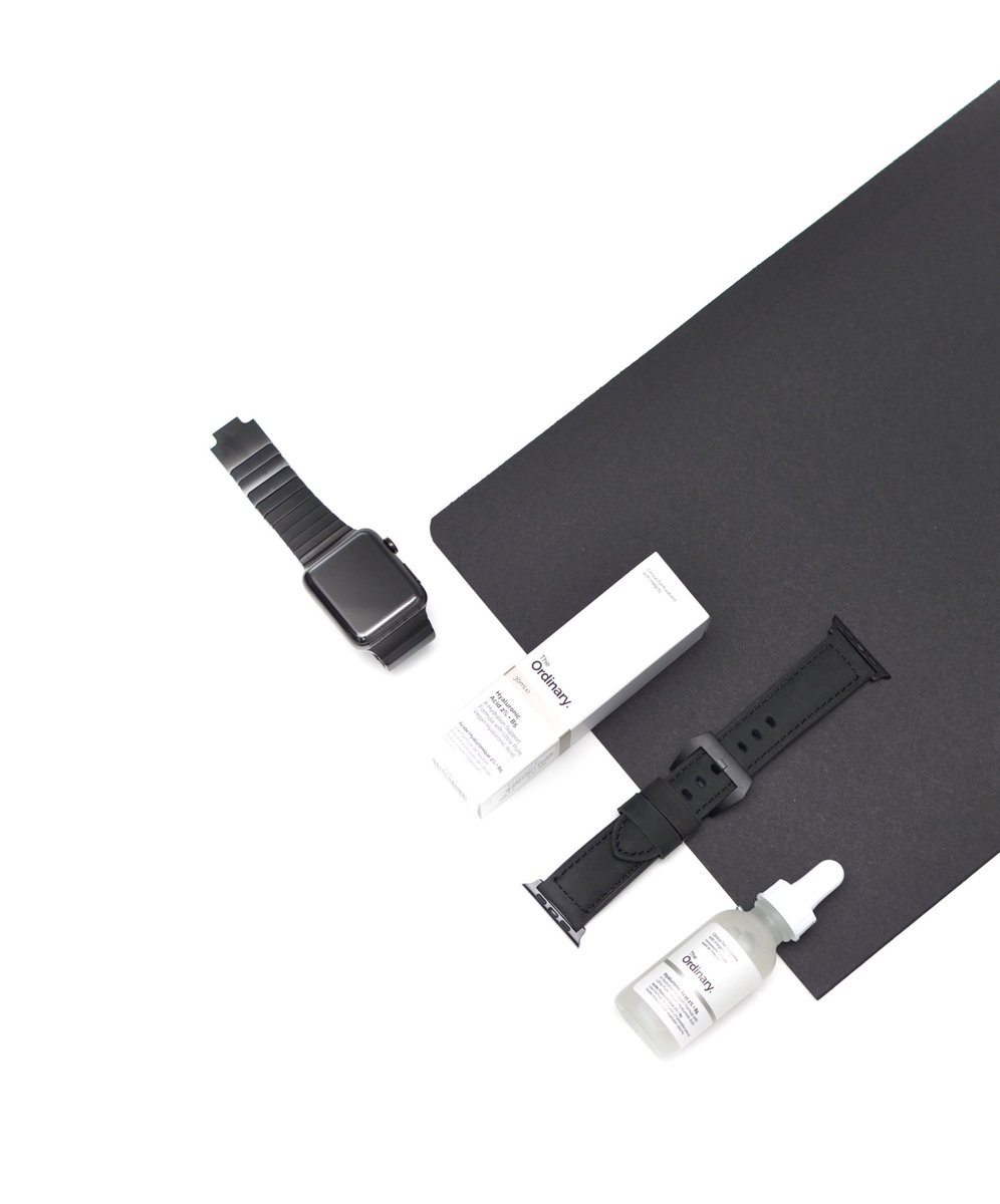 vmvstudios's tweet photo. No ordinary #Monday. 🏴 Features; #AppleWatch dock by @enveodk • Black leather strap by #TeamBullstrap • Skincare by @deciem https://t.co/exkxecuN9w
