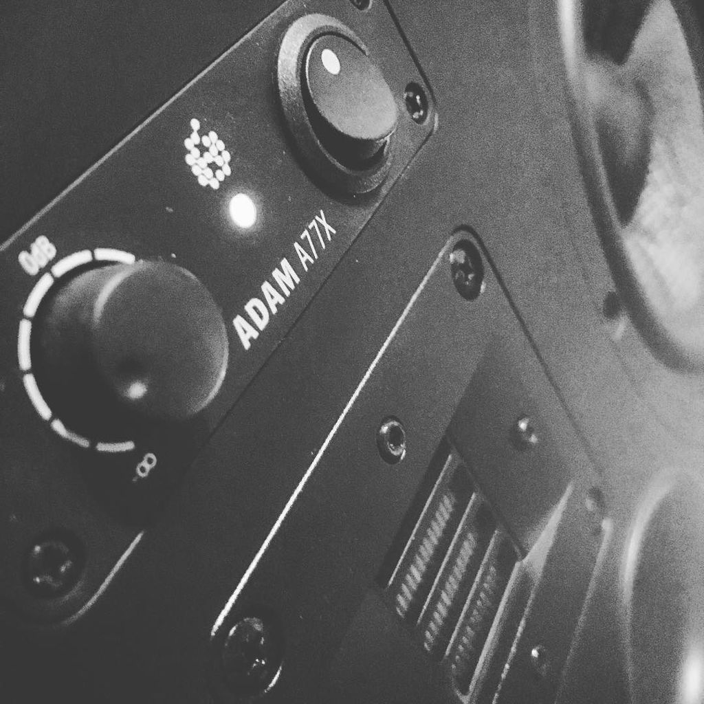 Mellenhart's tweet photo. Testing Sub translation today 🎧 #808 #studiogear #subtest #beatjuicer #musicstudio #beatmaker #musicismylife #masc… https://t.co/4pnlKoT8Uu https://t.co/JMl58nAfML