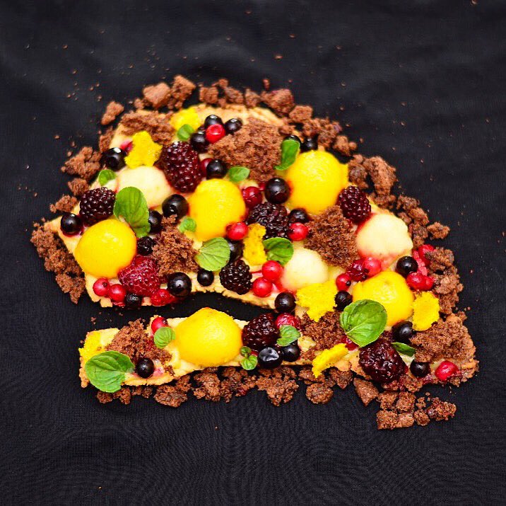 ndagou_n's tweet photo. Tarte aux fruits carte Senegal 
Et tarte carte Afrique choco caramel genoise et arachides concassés 😉
#LastCreation 
📷 by @Diiakus https://t.co/bxbhcZ23oO