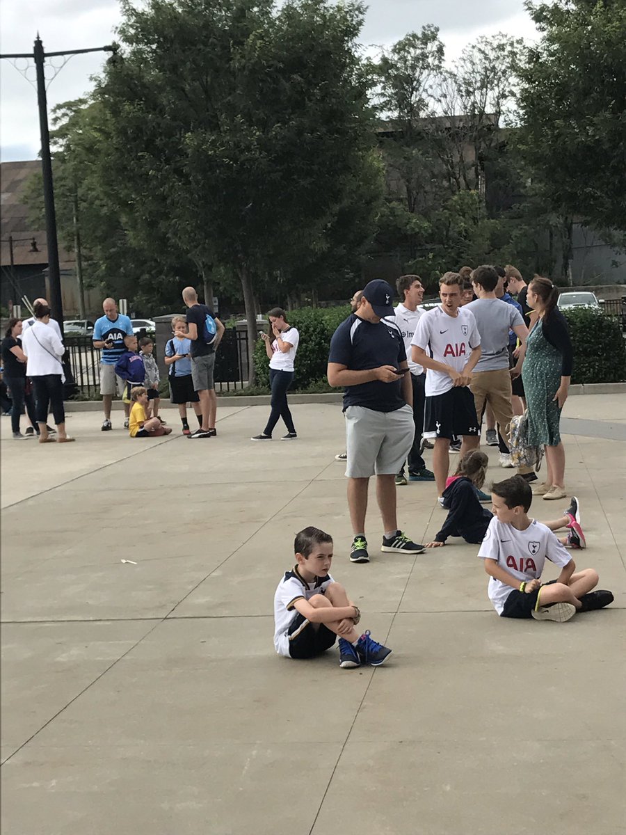 Koiki_Sport's tweet image. Disappointed #Tottenham fans waiting outside RBA after finding out team's training session was cancelled #Spurs #TottenhamHotspur