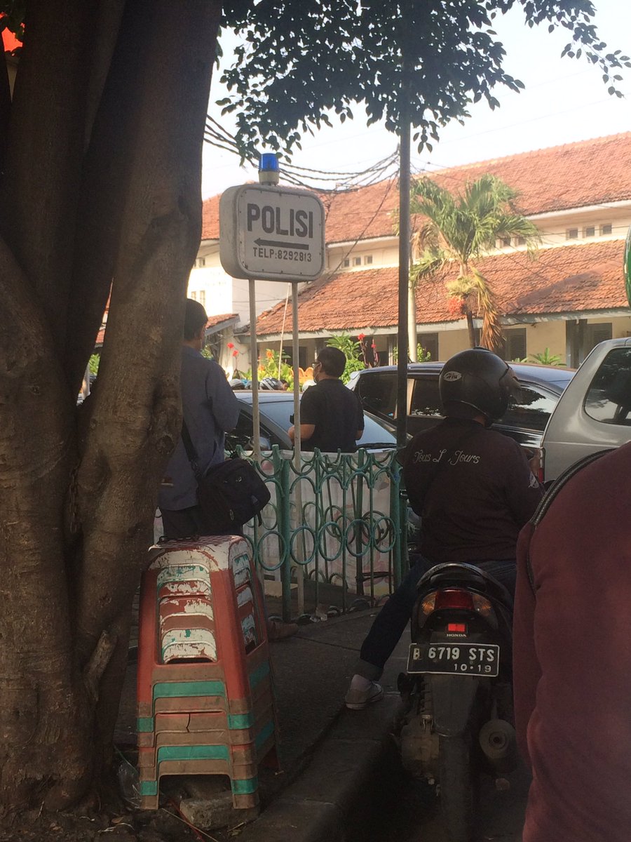 putrinurhasan's tweet photo. @TMCPoldaMetro manggarai macet parah. Ada pos polisi tapi ga liat ada polantas yg bantu atur lalu lintas. https://t.co/lFb4oUDK7A