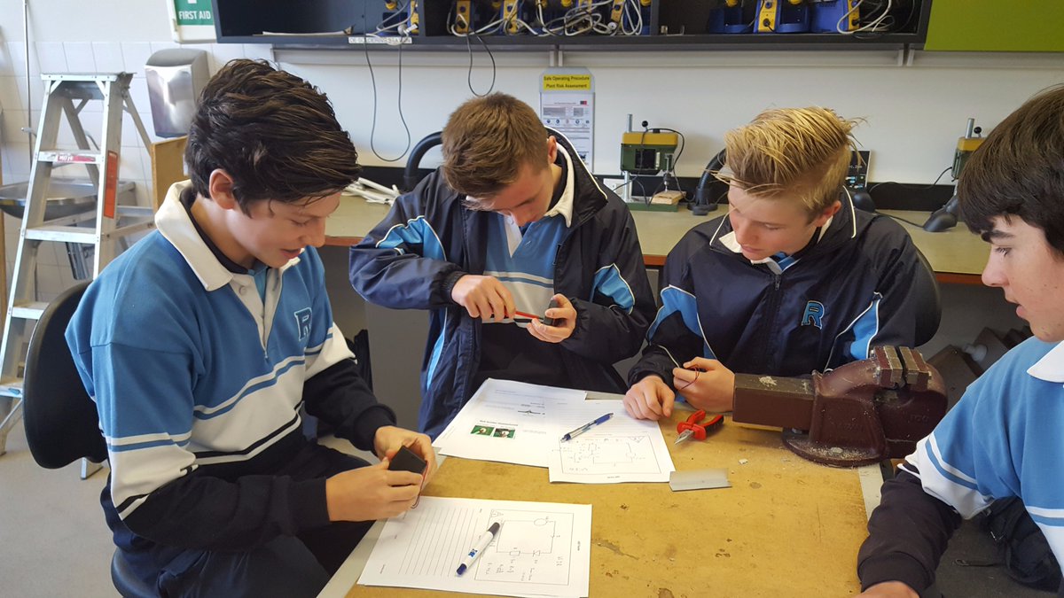RowvilleSC's tweet photo. #Career Taster Day at #KIOSC for Year 10 students: #Horticulture, #Health #Sciences, #Animation, #Engineering & #VisualMerchandising. https://t.co/oj5aDhw5Zr