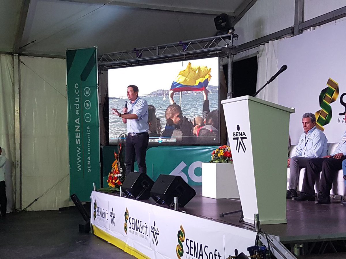 JuanchoSanchezN's tweet photo. Los obstáculos solo están en nuestras mentes, el mundo está ahí, salgan y conquisten sus sueños!  #SENASoft2017 https://t.co/sNmnjW3r0f