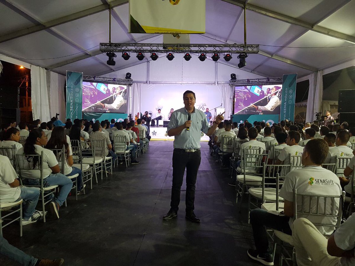 JuanchoSanchezN's tweet photo. Los obstáculos solo están en nuestras mentes, el mundo está ahí, salgan y conquisten sus sueños!  #SENASoft2017 https://t.co/sNmnjW3r0f