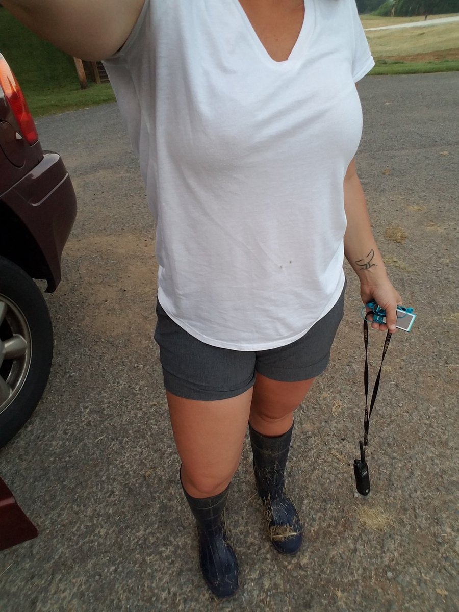 boardingbetty14's tweet image. Perhaps this outfit is why I'm single but I like dry feet after morning dog walks #functionoverfashion #girlwiththevizsla #TNBetty #comewith