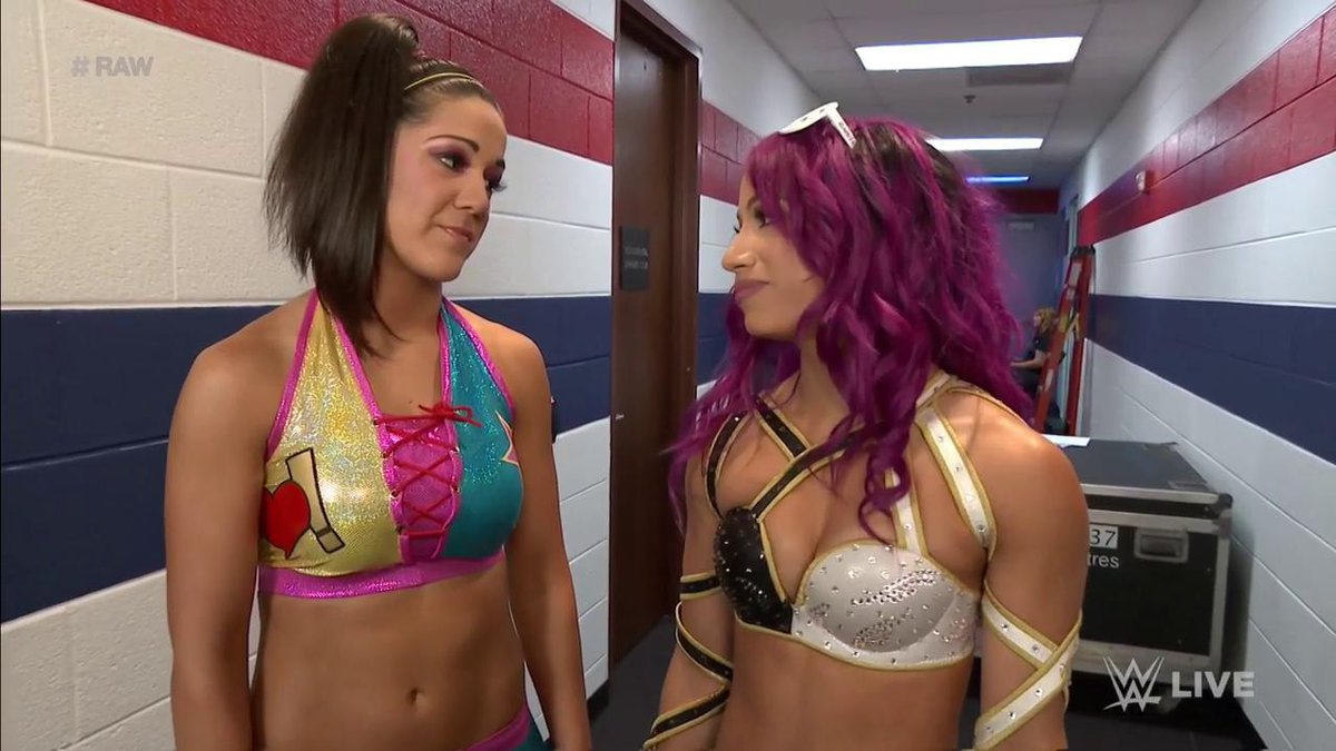 Backstage: Bayley, Sasha Banks.