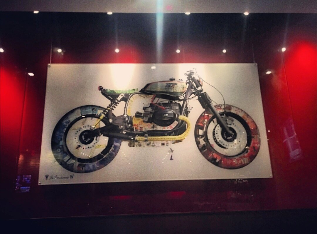 Miami_Art_Scene's tweet photo. Stunning pic of renowned artist Patrick Willard W4's newest installation, 'La Parisienne' @RedSteakhouse https://t.co/GdBlyL3kjk @W4Willard https://t.co/8YpAT2uJe2