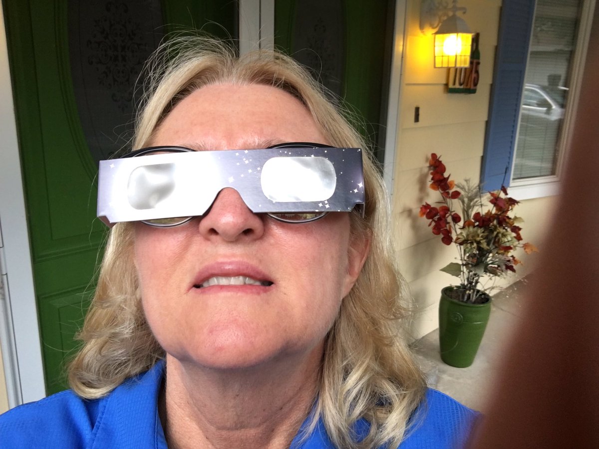 Weaversnet's tweet photo. Geez I hope this is going to work. #2017solareclipse #eclipseglasses #astronomygeek https://t.co/DG2JuTRmWu